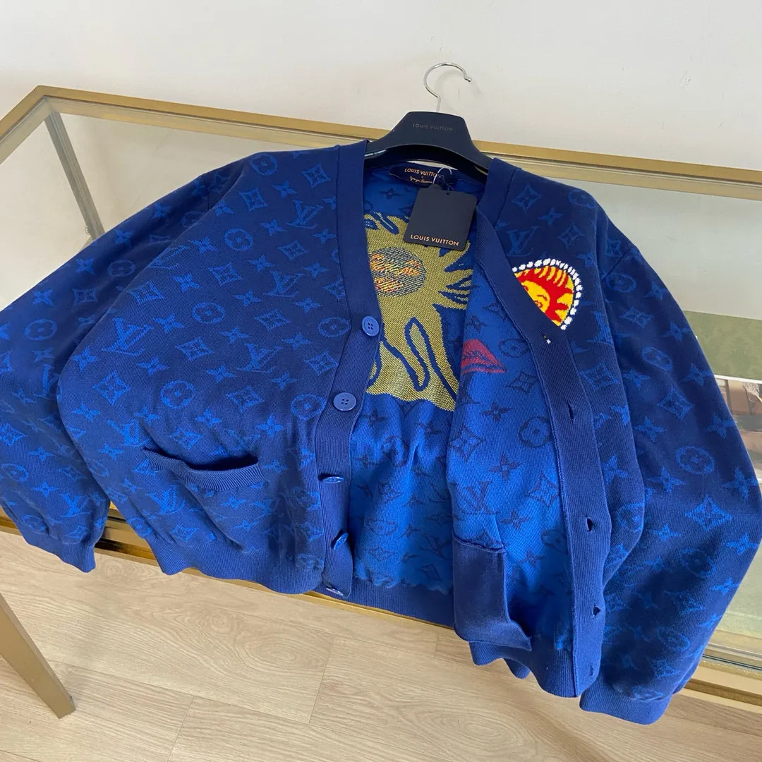 🅿️630 🀄️ Louis Vuitton Louis Vuitton exclusive edition new arrival🔥All network ceiling LV x YK MONOGRAM face pattern knitted cardigan This cardigan is from the Louis Vuitton The brand logo is embellished on the left chest. Cotton knitting brings a comfortable texture. The same style for men and women. You can buy one-to-one items on the official website.